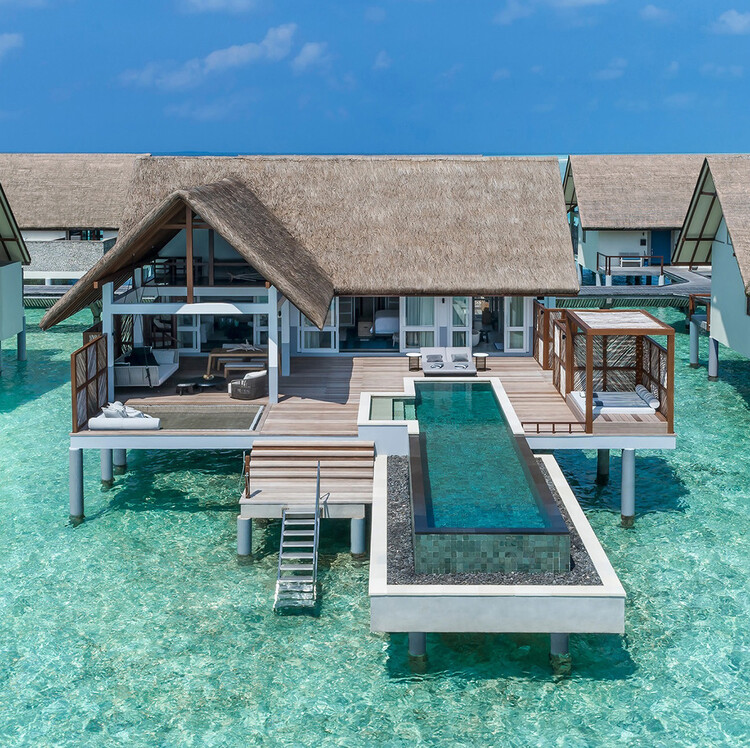 Сеть Four Seasons представила на Мальдивах виллы на воде с панорамными бассейнами
